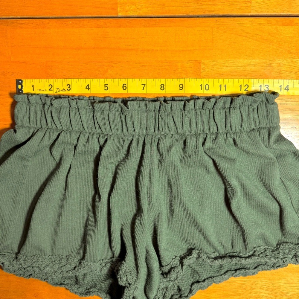 Women's Olive Green Waffle Knit Fairy Shorts Crochet Lace Trim Size Small - Picture 8 of 9